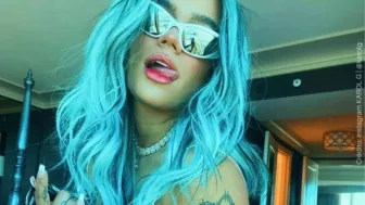 Karol G enseñando la lengua..jpg