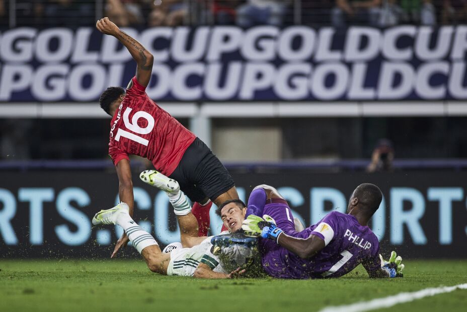 Hirving Lozano sufre escalofriante lesión