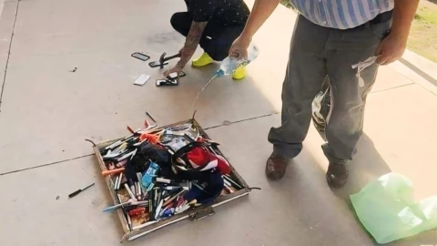 Maestros destruyen a martillazos celulares de sus alumnos y luego los queman