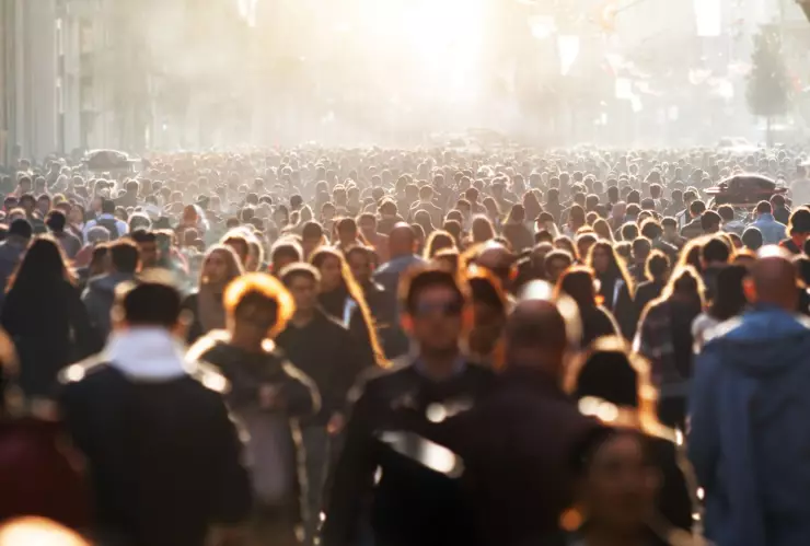Una multitud de gente en la calle.