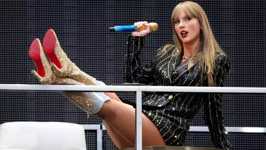Taylor Swift cantando en el estadio de Wembley.