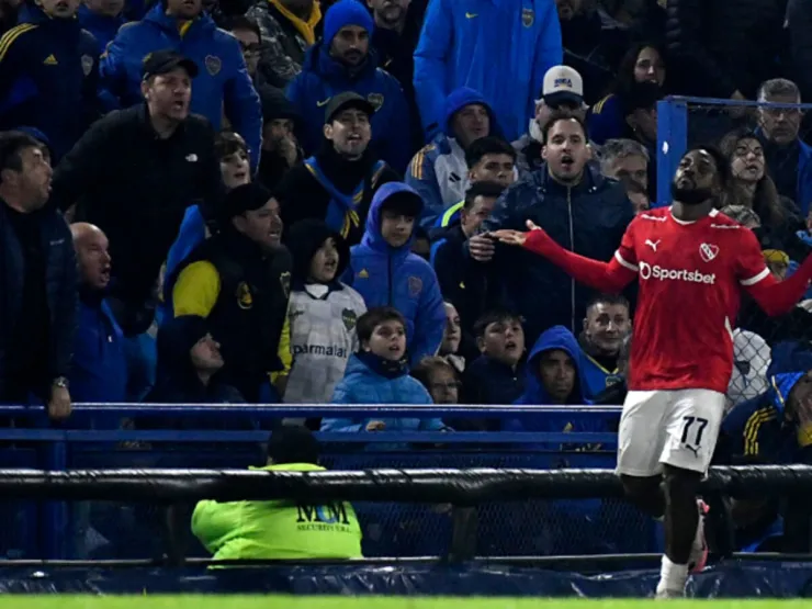 Álvaro Angulo anotó el 1-0 de la victoria frente a Boca Juniors y festejó frente a sus hinchas
