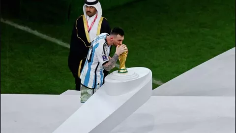 messi besa la copa de mundo