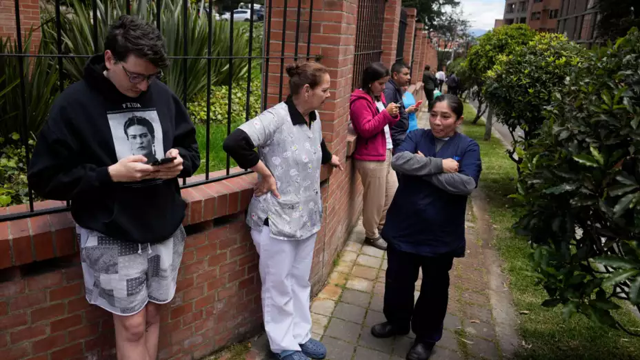 Personas fuera de sus hogares luego de un sismo en Bogotá, Colombia.