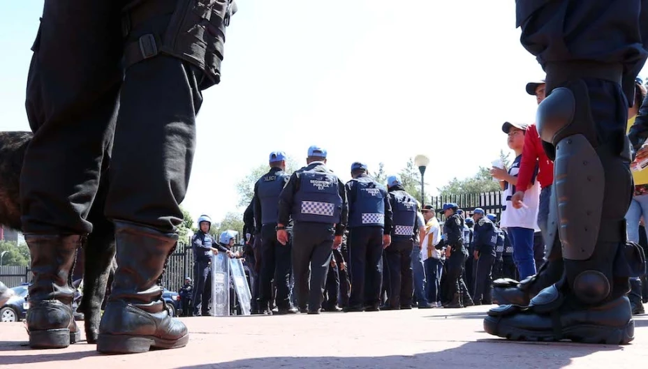 Acusa a policías de matar a un perro que mordió a un hombre