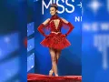 Amelia Tu, Miss Universo Canadá 2022 en el escenario durante la 71.ª Exposición.