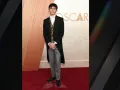 El actor Joe Locke fue una de las jóvenes celebridades más comentadas en redes sociales, por lucir un look inspirado en la realeza. | Foto: Mike Coppola/Getty Images