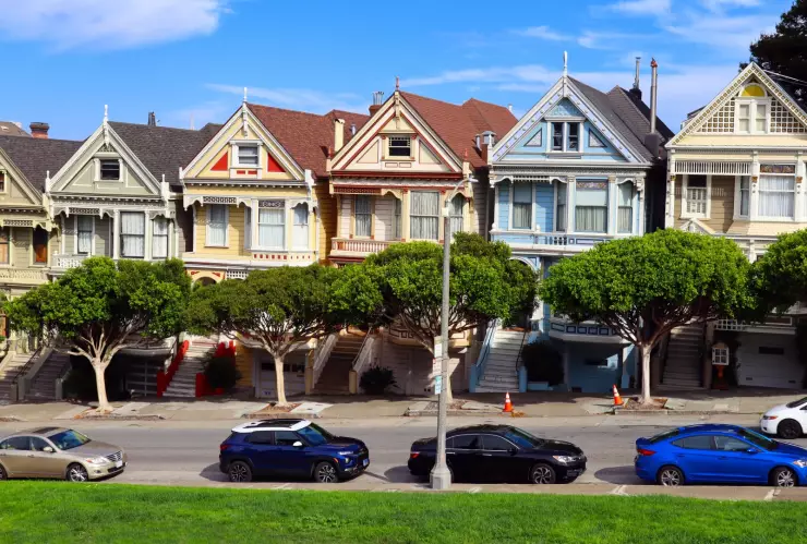 Coches estacionados en zona residencial de San Francisco