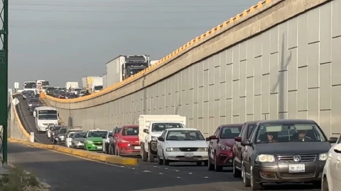 Tráiler queda a punto de caer sobre el puente de Crespo, en carretera Panamericana de Celaya