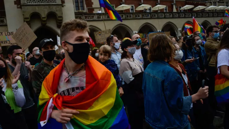 Polonia prohibirá que parejas gay adopten, aunque sean solteros