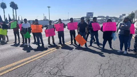 Habitantes de Tepeji del Río se manifiestan en la autopista México-Querétaro.