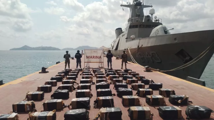 Marina encuentra 1.3 toneladas de cocaína flotando en el mar de Guerrero