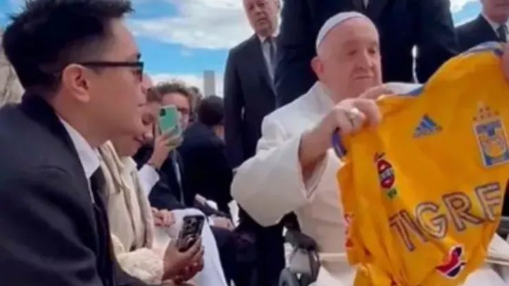 VIDEO: Así reaccionó el Papa Francisco cuando le regalaron una playera del equipo Tigres ¿Le gustó?