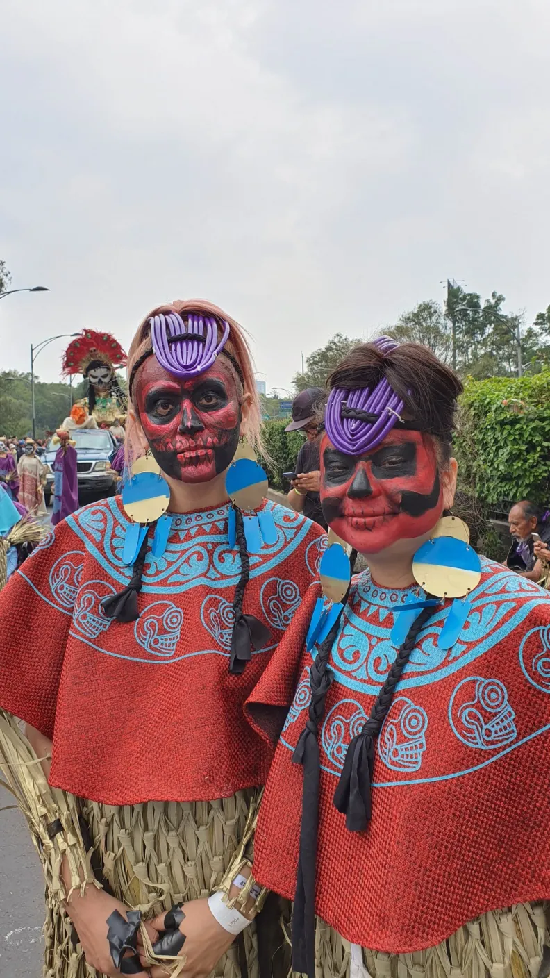 2 mil 500 artistas en acción, 11 carros alegóricos, 22 comparsas y diversos grupos de coreografías llenaron de alegría el corazón de la CDMX.