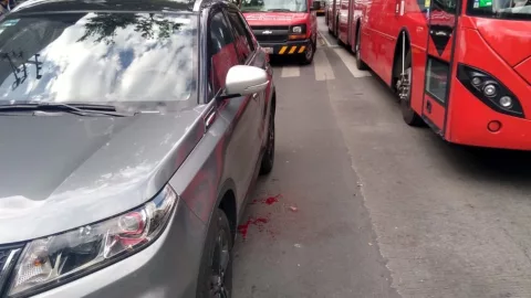 Hombres armados atacan a balazos a un conductor de una camioneta que circulaba sobre Insurgentes, en la colonia Roma Norte en la CDMX.