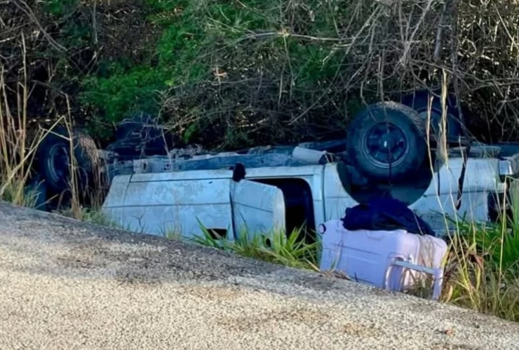 Conductor pierde el control y termina VOLCANDO su camioneta en plena carretera; ¿Está herido?