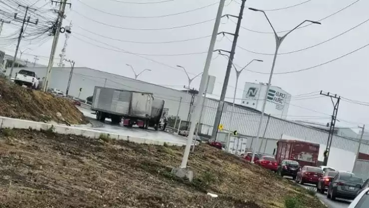 Tráiler derrapa en Los Cues 17 de marzo