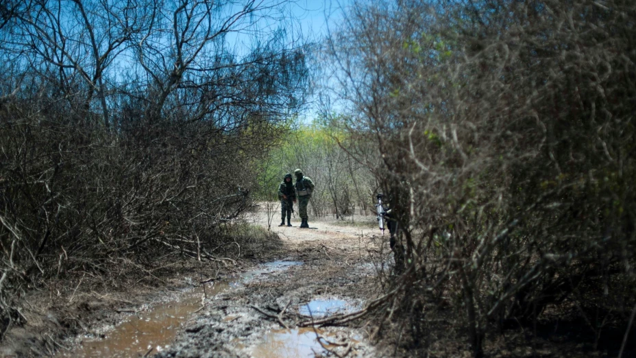 Oficiales investigan movimientos de cárteles de droga en México.
