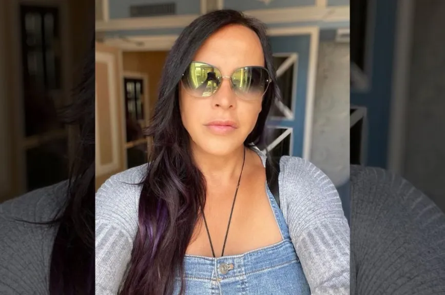 Karla con lentes.jpg