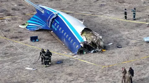 VIDEO_ ¡Tragedia en Navidad! Avión de Azerbaijan Airlines se estrella y deja más 30 muertos.jpg