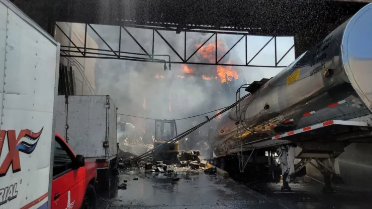 VIDEO: ¡FUERTES IMÁGENES! Así luce el incendio de una empresa en la Col. Álamo IndustrialC