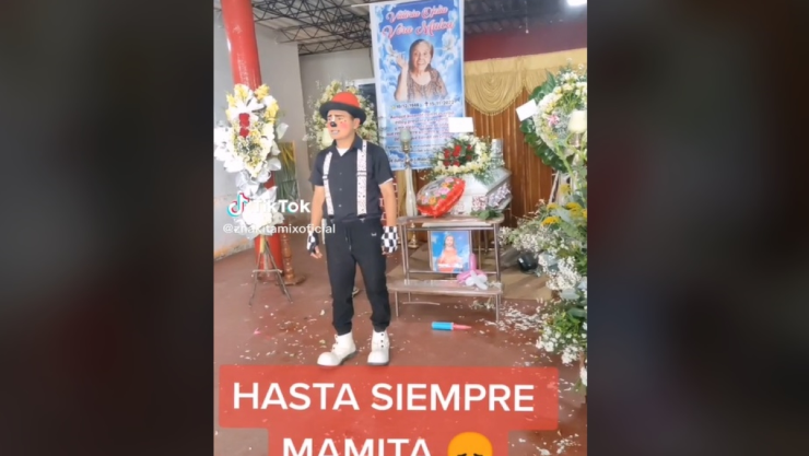 payasito acude disfrazado a funeral de su madre