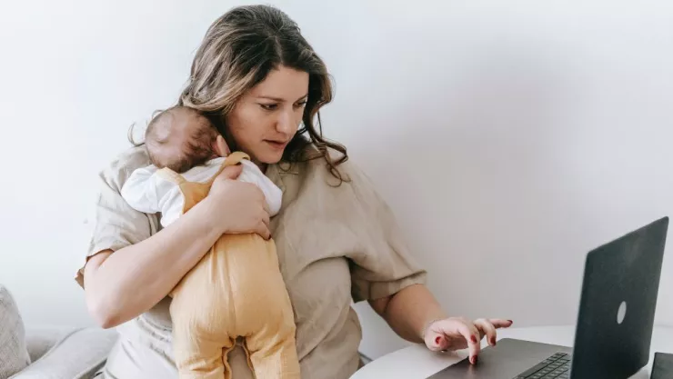 Mamá trabajando en casa