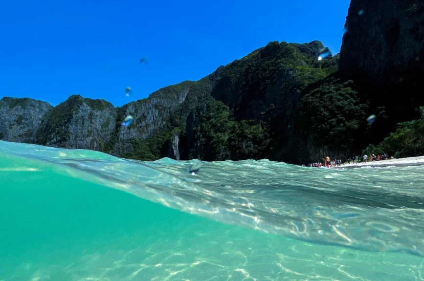 Maya Bay recibía miles de visitantes diarios tras el éxito de la película.