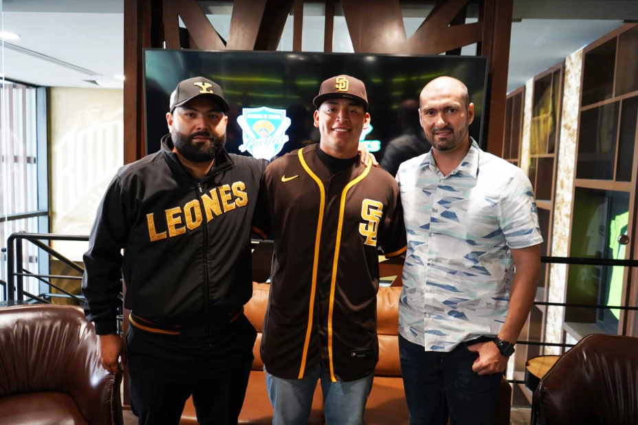 Óliver Carrillo firma con los padres de San Diego beisbol