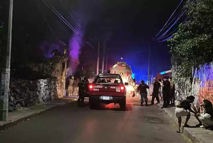 Fuerte incendio en Umán_ Así rescataron a una familia que quedó atrapada entre las llamas