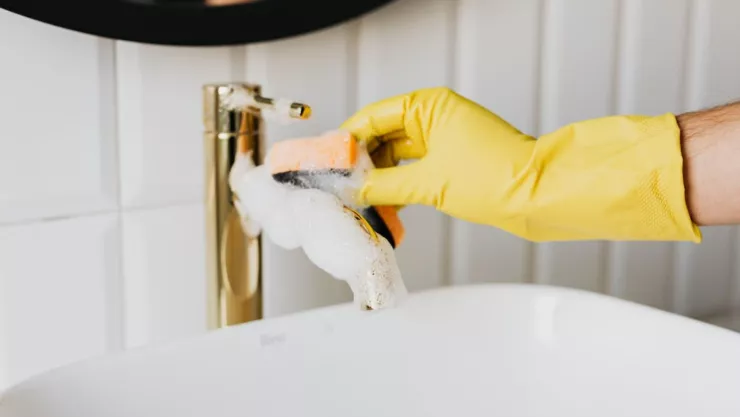 Así puedes quitar el sarro del baño, de acuerdo con expertos