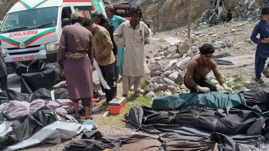 Cuerpos tras un accidente de camión que cayó a un barranco en Pakistán.