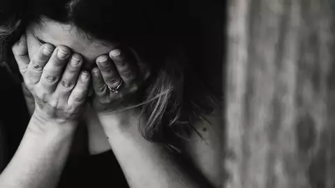 hombre agrede sexualmente mujer .jpg