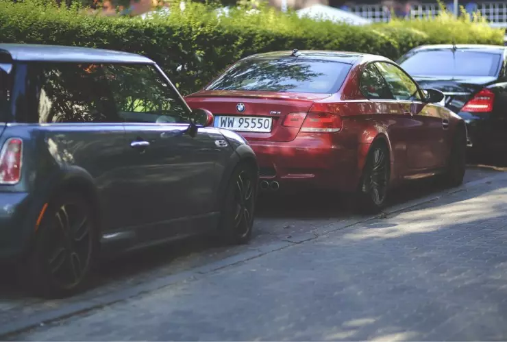 Un carro se estaciona frente a mi casa: ¿a quién le pertenece ese espacio?