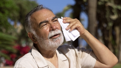 Anciano luchando contra la alta temperatura