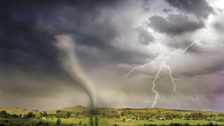 Bebé, sale ileso tras ser absorbido por un tornado en Tennessee