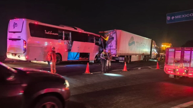 accidente-en-autopista-mexico-piramides-hoy-autobus-choca-trailer-en-acolman-y-deja-lesionados