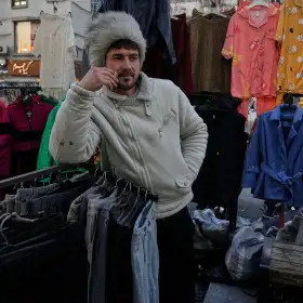 Un vendedor de ropa en la plaza Tajrish de Teherán, Irán