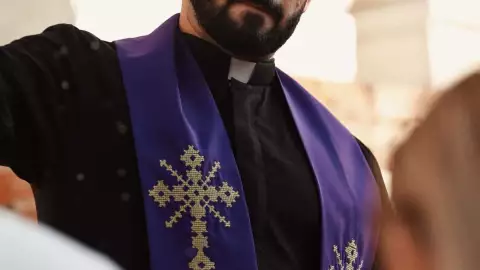 Sacerdote Guapo