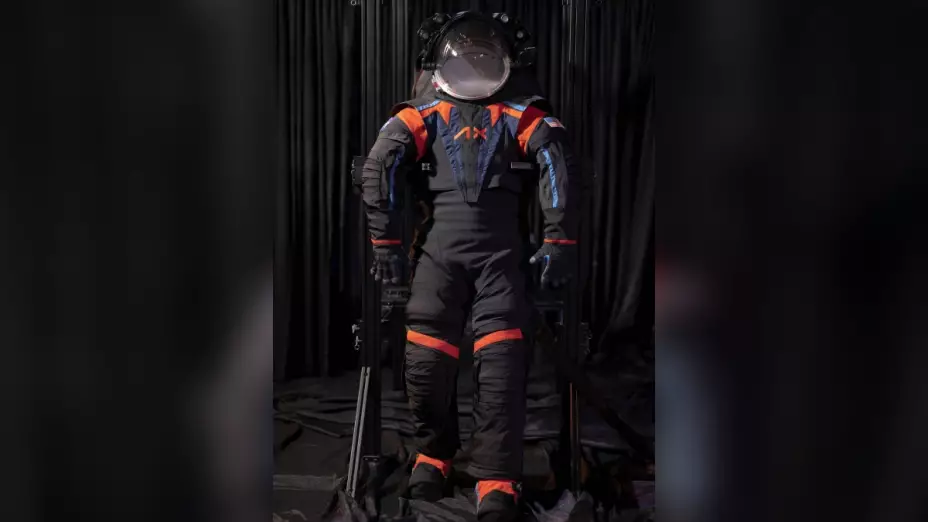 NASA presenta traje con el que viajarán los astronautas a la Luna