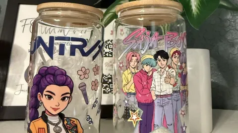 Vasos decorados de las Guerreras K-Pop