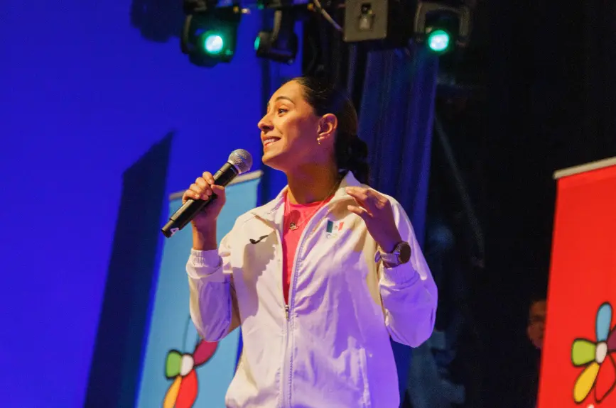 Jessica Sobrino compartiendo con los jovenes.jpg