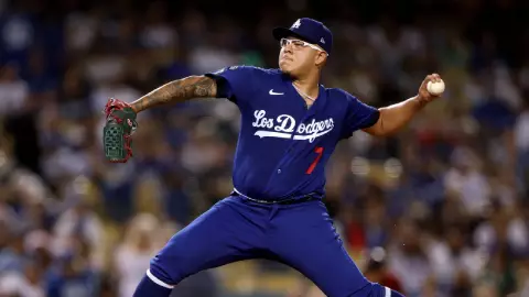 Julio Ur&iacute;as lanzando con los Dodgers