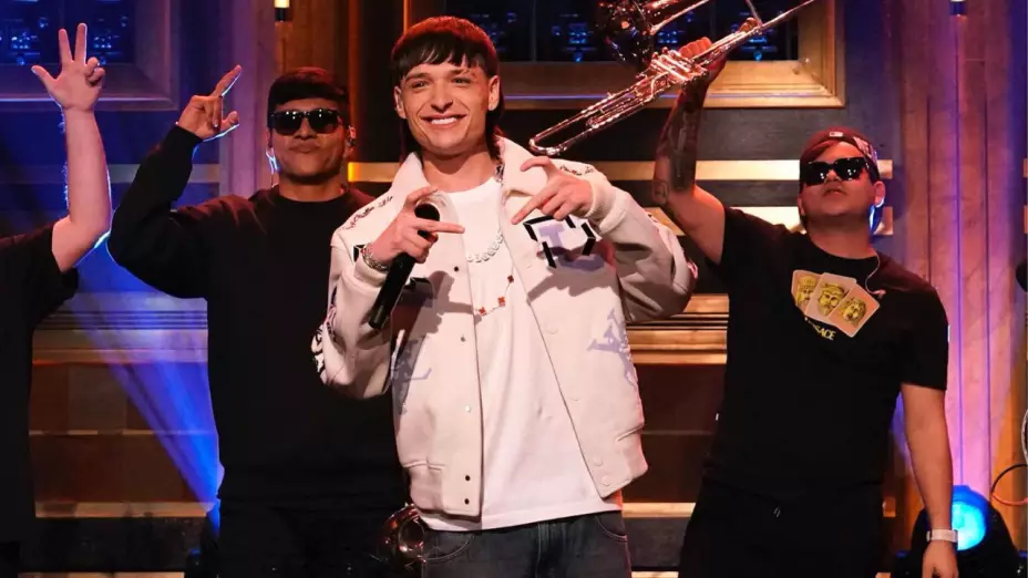 Peso Pluma apareció en ‘The Tonight Show’, programa estadounidense de Jimmy Fallon de gran alcance mundial
