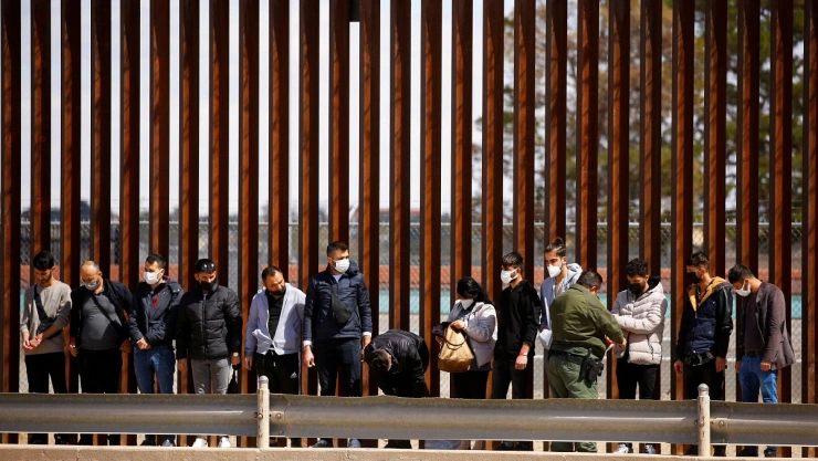 Alza migrantes que solicitan asilo a Estados Unidos tras fin Título 42