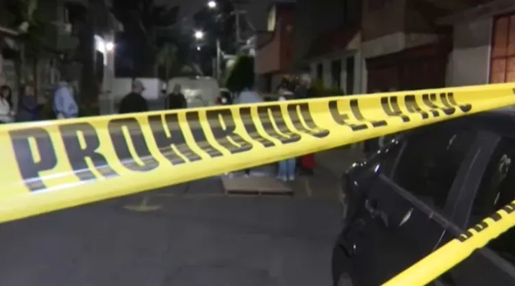 Enorme hoyo en calles de la Gustavo A. Madero preocupa a vecinos; temen que sea una fuga de agua