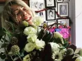 Alejandra Guzmán con flores..jpg
