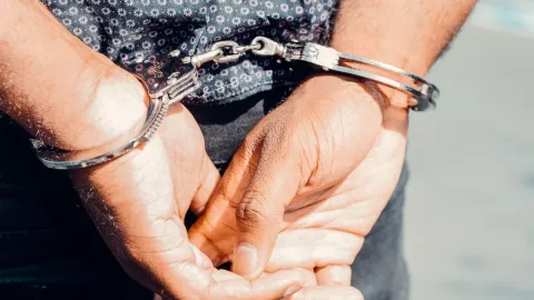 Hombre golpea a sus padres porque no le dieron dinero para comprar cervezas en Monterrey