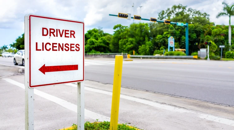 Un cartel sobre licencias de conducir en el DMV de Florida.