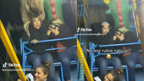 VIDEO_ Mujer casi pierde la peluca en juego mecánico